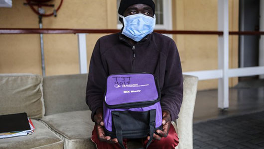 Paciente del estudio Nix-TB en la zona de espera del Hospital del Tórax Brooklyn en Ciudad del Cabo (Sudáfrica) / Créditos: John-Michael Maas para TB Alliance